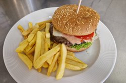 Burger mit Pommes