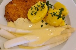 Spargel mit Kartoffeln und Soße